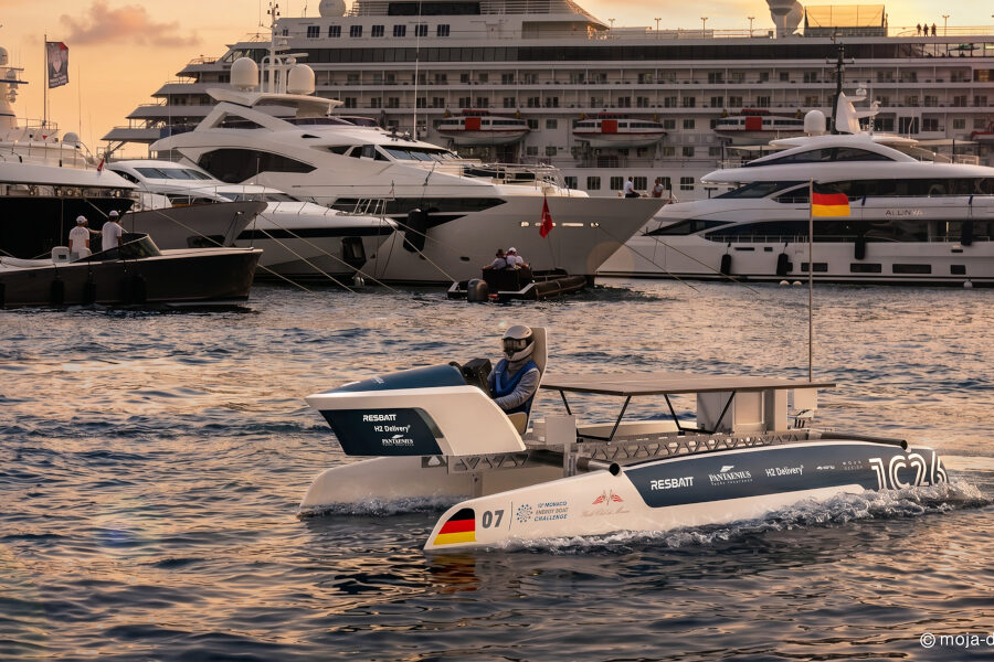 Schnittige Formholz-Schale für Solar-Rennboot „Wannsea“